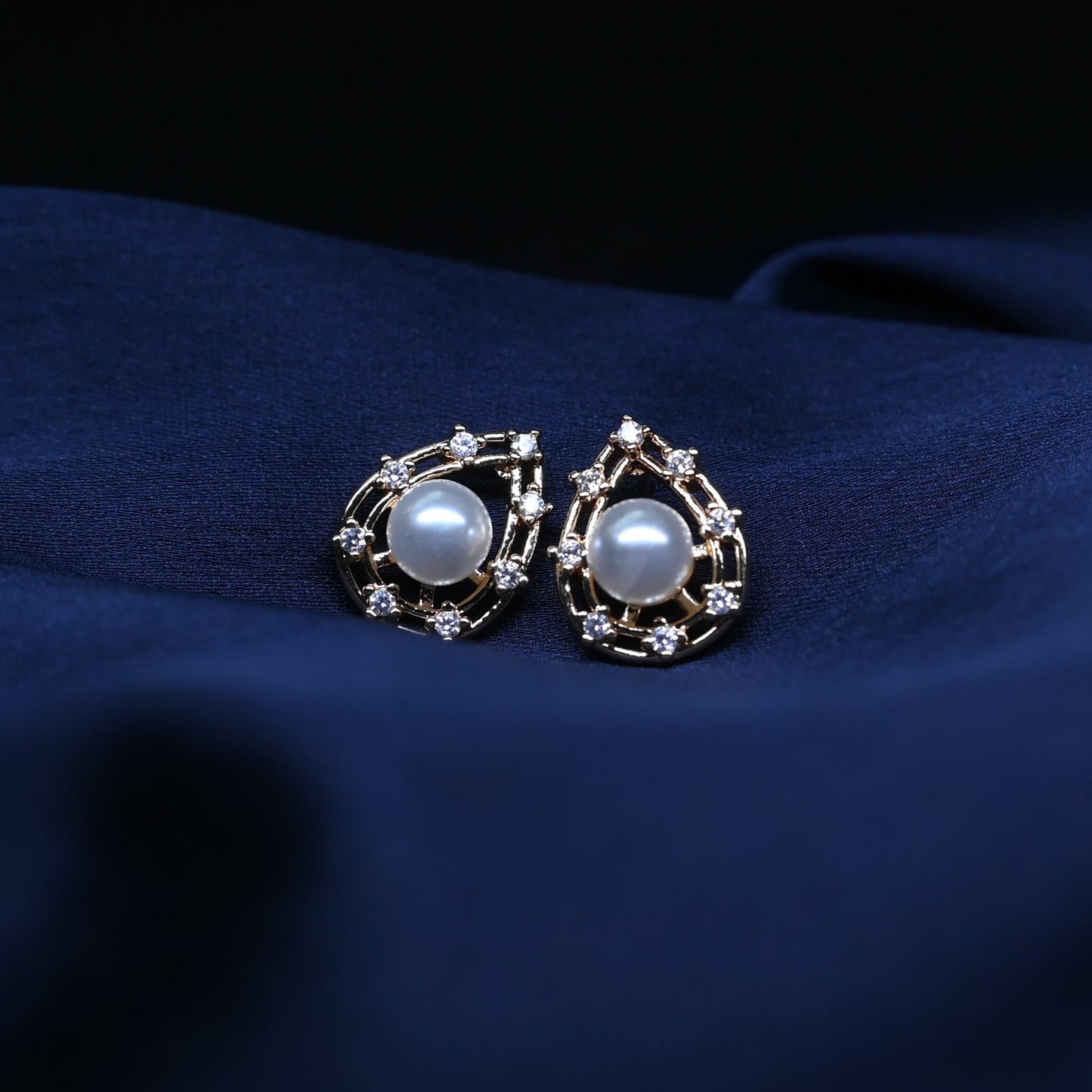 GehnaBuzz Nested Pearl Earring