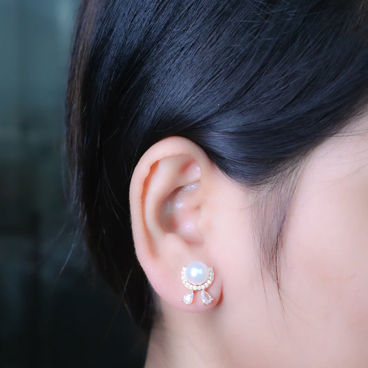 GehnaBuzz Half Moon Pearl Earring