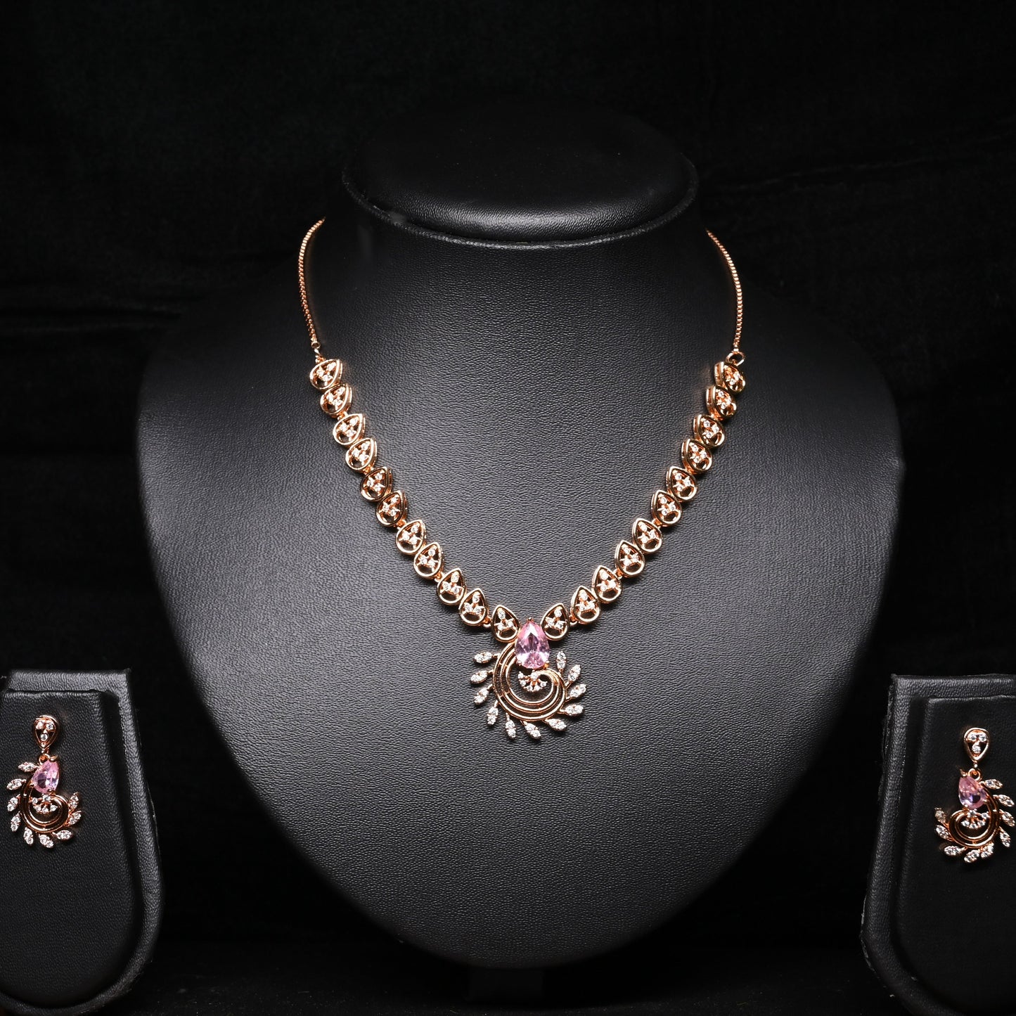 GehnaBuzz Alluring Studded Necklace