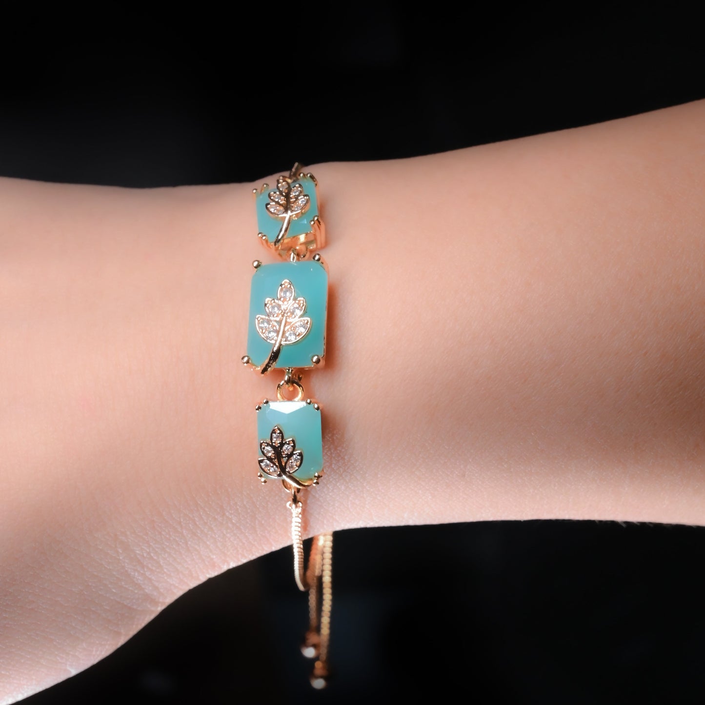 GehnaBuzz Exquisite Turquoise Bracelet