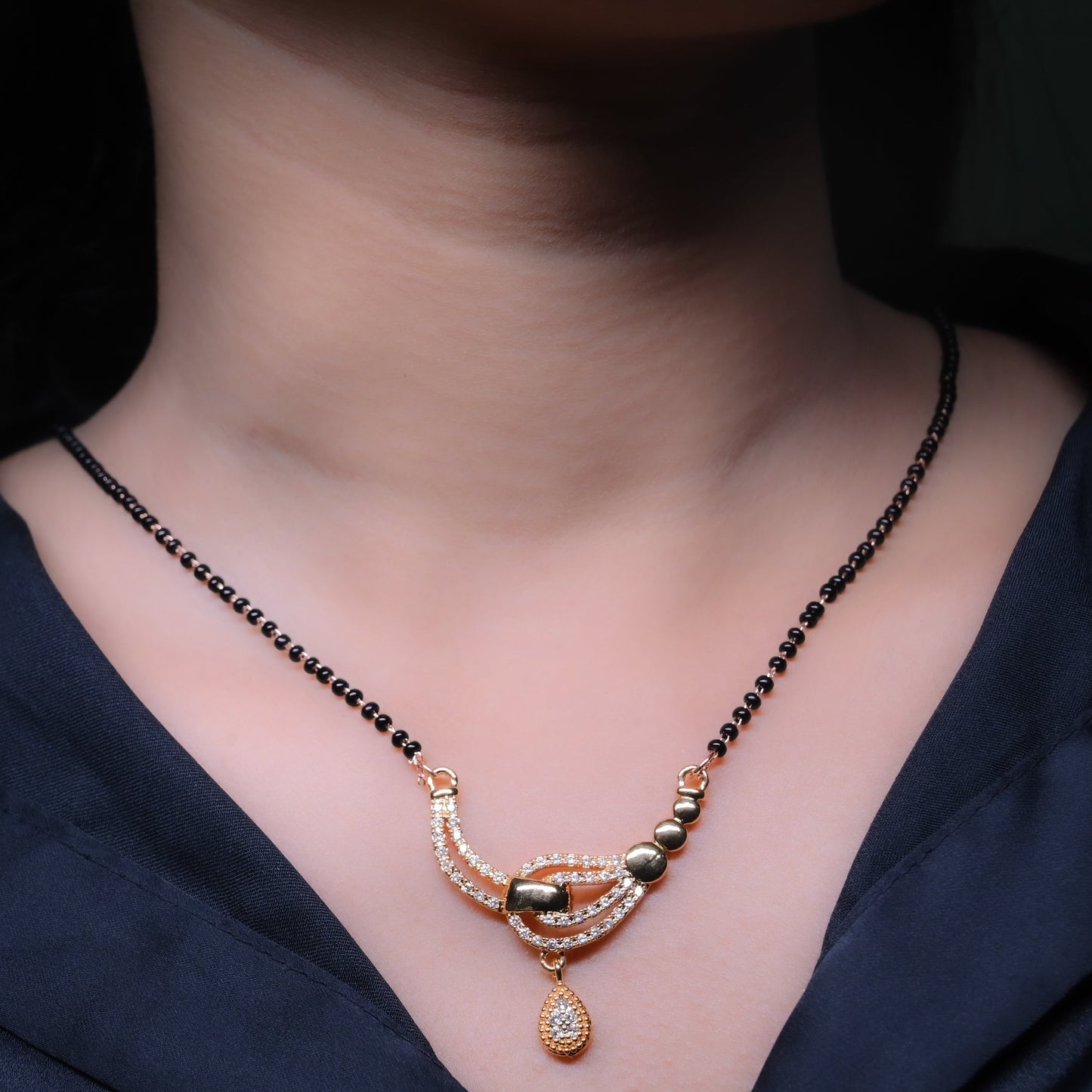 GehnaBuzz Bedazzling Entwined Mangalsutra