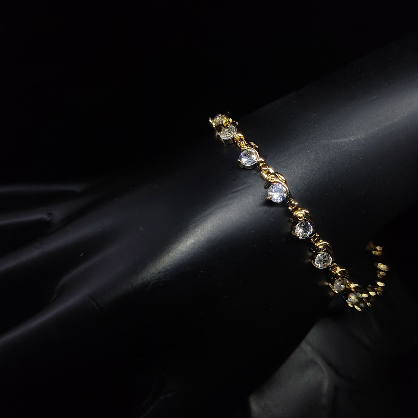 GehnaBuzz Sleek Studded Stylish Bracelet