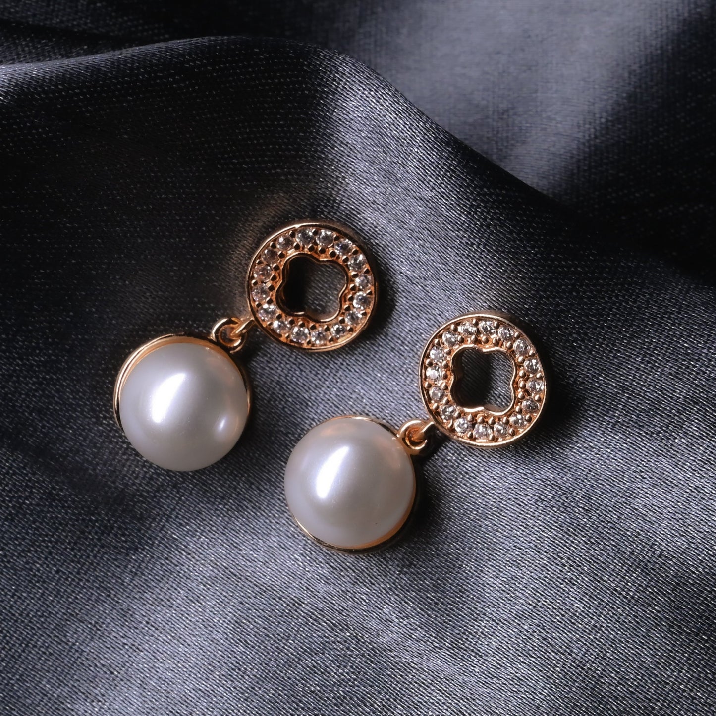 GehnaBuzz Unwind Pearl Collection Earring