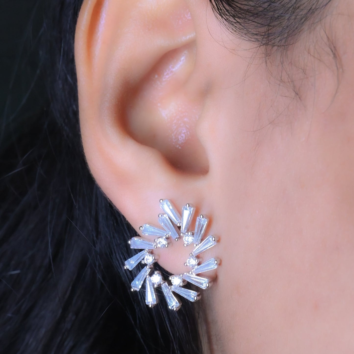 GehnaBuzz Ethnic Spiral Glass Earring