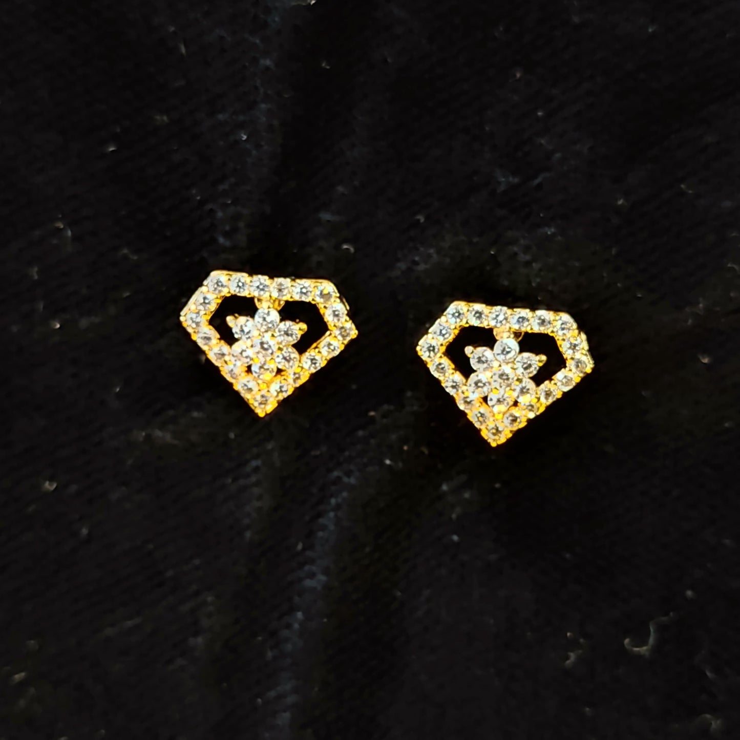 GehnaBuzz Diamond shaped Flower Earrings