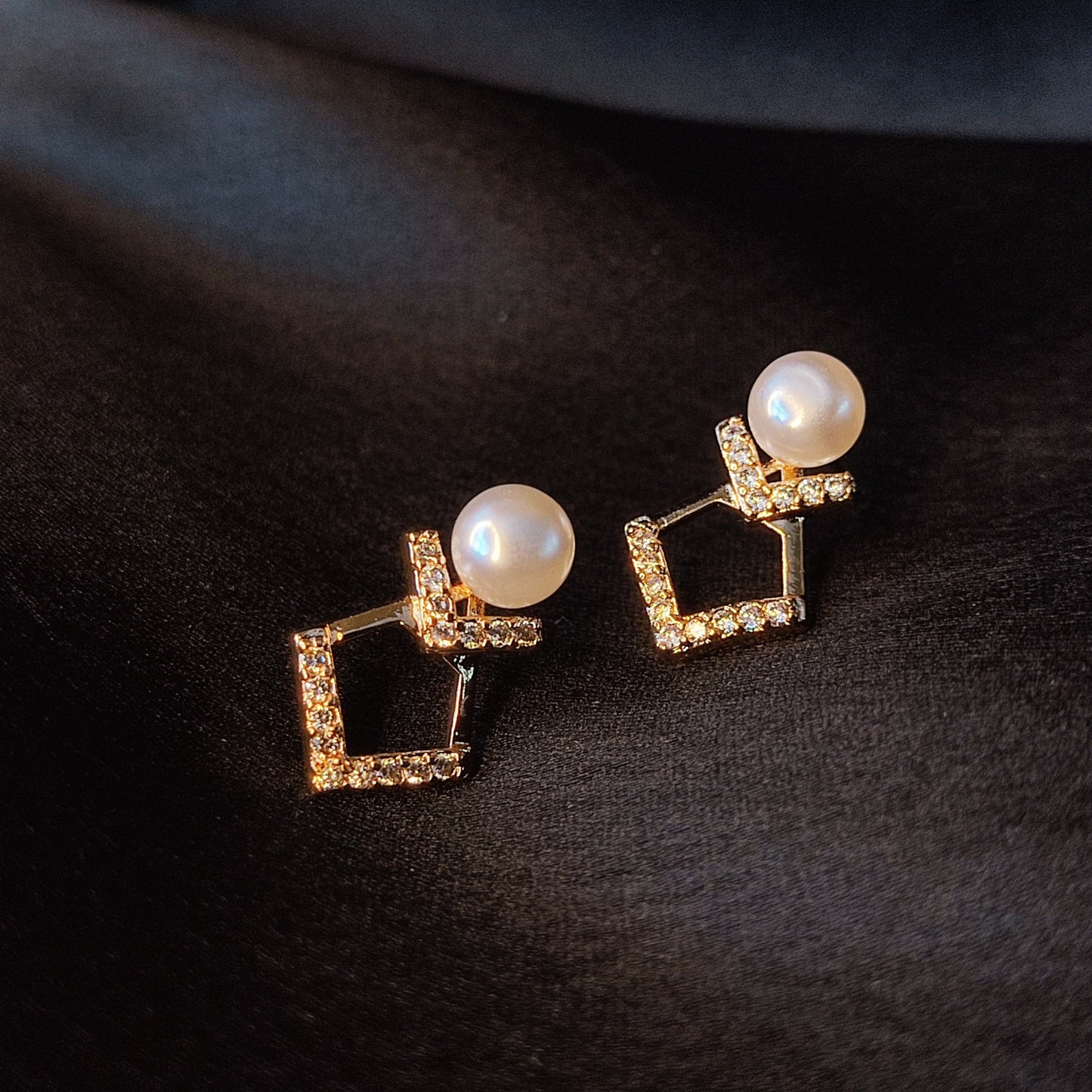 GehnaBuzz Mesmerizing Designer Pearl Earrings