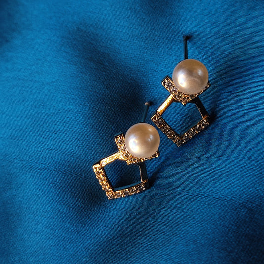 GehnaBuzz Mesmerizing Designer Pearl Earrings