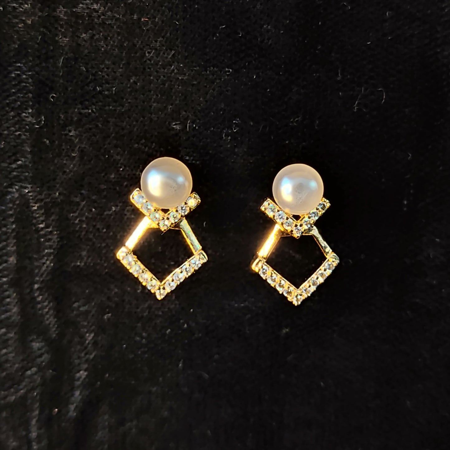 GehnaBuzz Mesmerizing Designer Pearl Earrings