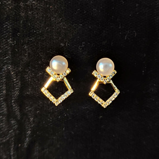 GehnaBuzz Mesmerizing Designer Pearl Earrings