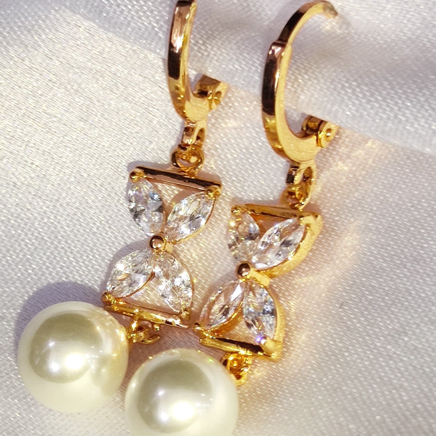 GehnaBuzz Designer Pearl Hanging Earrings