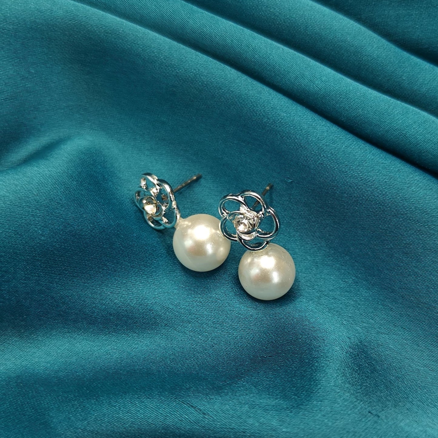 GehnaBuzz Fancy Blossom Pearl Earrings